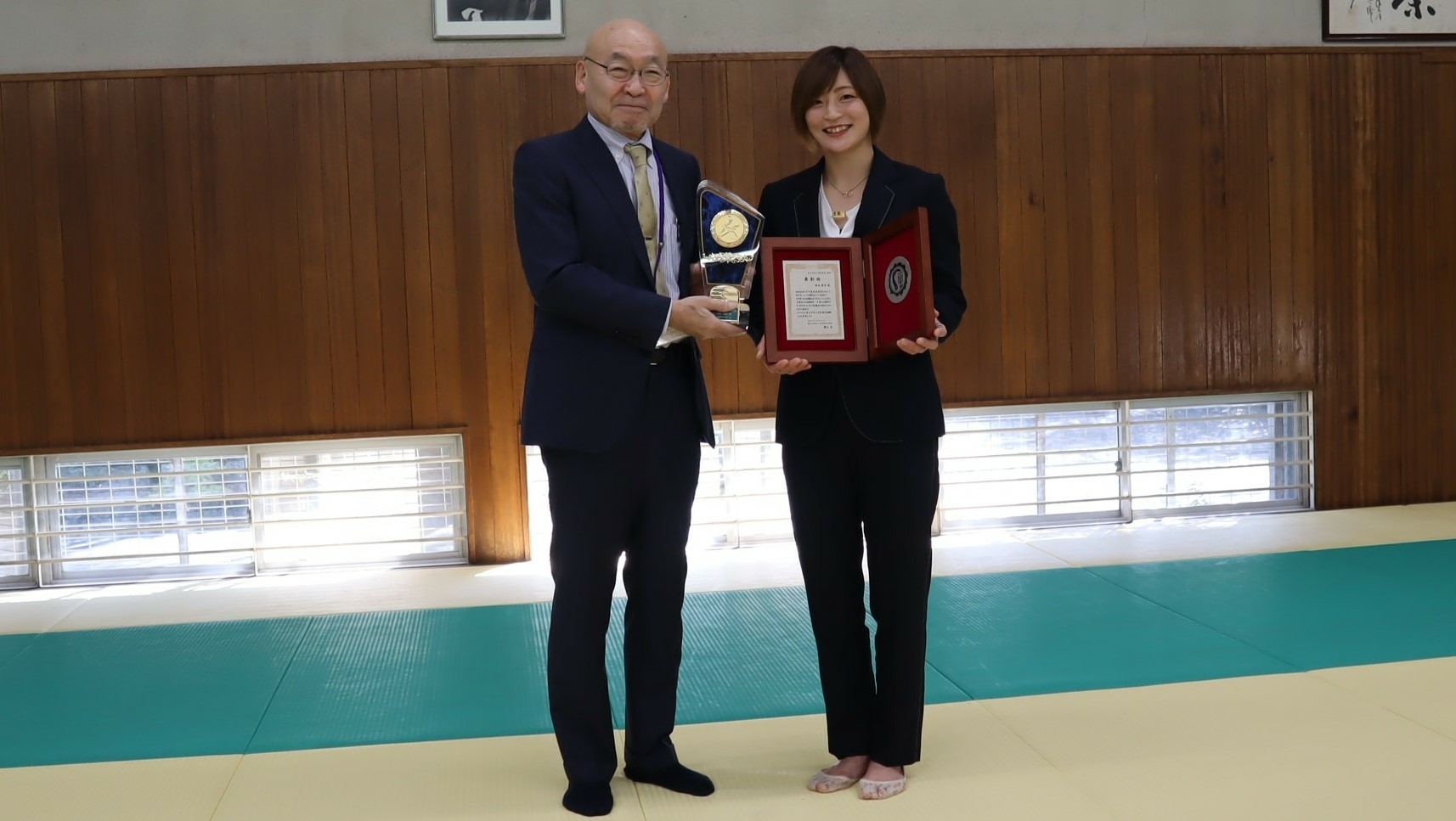 角田夏実さん（本学卒業生）に「東京学芸大学栄誉賞」第二号を授与しました