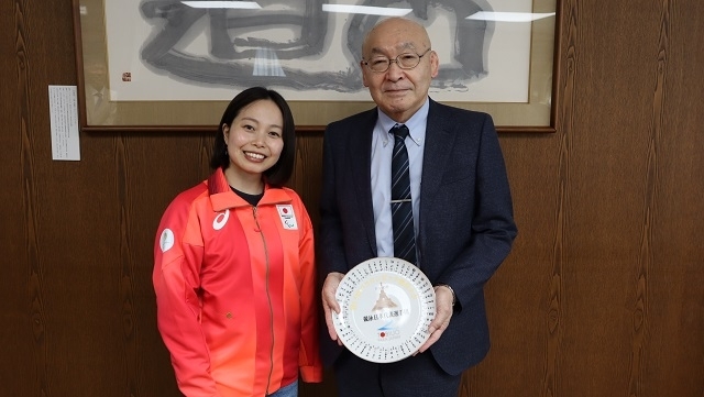 パリ2024パラリンピックに出場した西田杏さん（本学卒業生）から表敬訪問を受けました