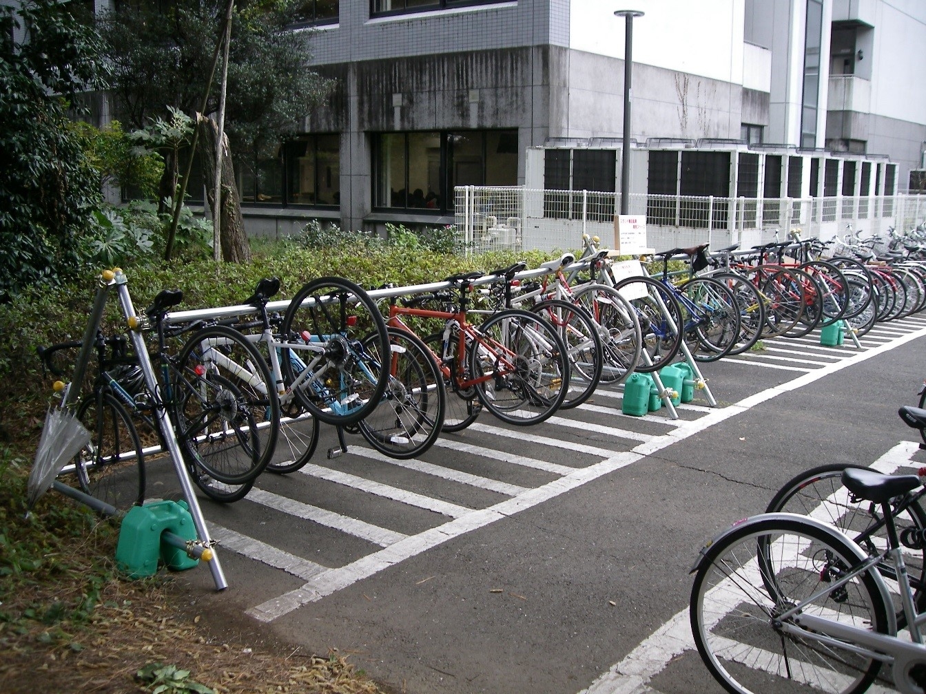 学生後援会の特別事業によりスタンド無自転車専用ラックを設置しました。　　　　　　　　　　　　　　　　　　　