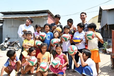 男子バレーボール部がカンボジアの子供たちにボールを送る スライド ピックアップ News Www U Gakugei Ac Jp