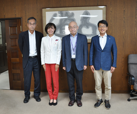 東京2020オリンピックに出場した卜部蘭さん（本学卒業生）から表敬訪問を受けました