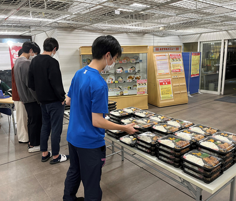 【経済的に困窮する学生への支援】本学学生限定の「100円夕食弁当」の販売を開始しました。