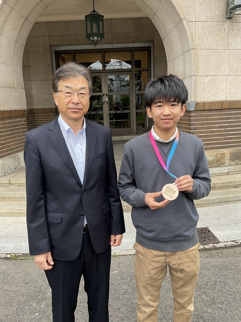 附属高校７０期生の加藤豪さんが「国際学生科学技術フェア（ISEF）2026」で受賞しました。