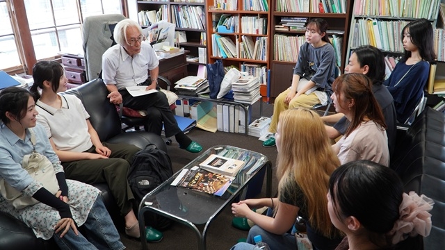 美術科学生有志による掛川親子工作教室支援活動が新聞2紙に掲載 鷲山恭彦元学長との懇談も実現